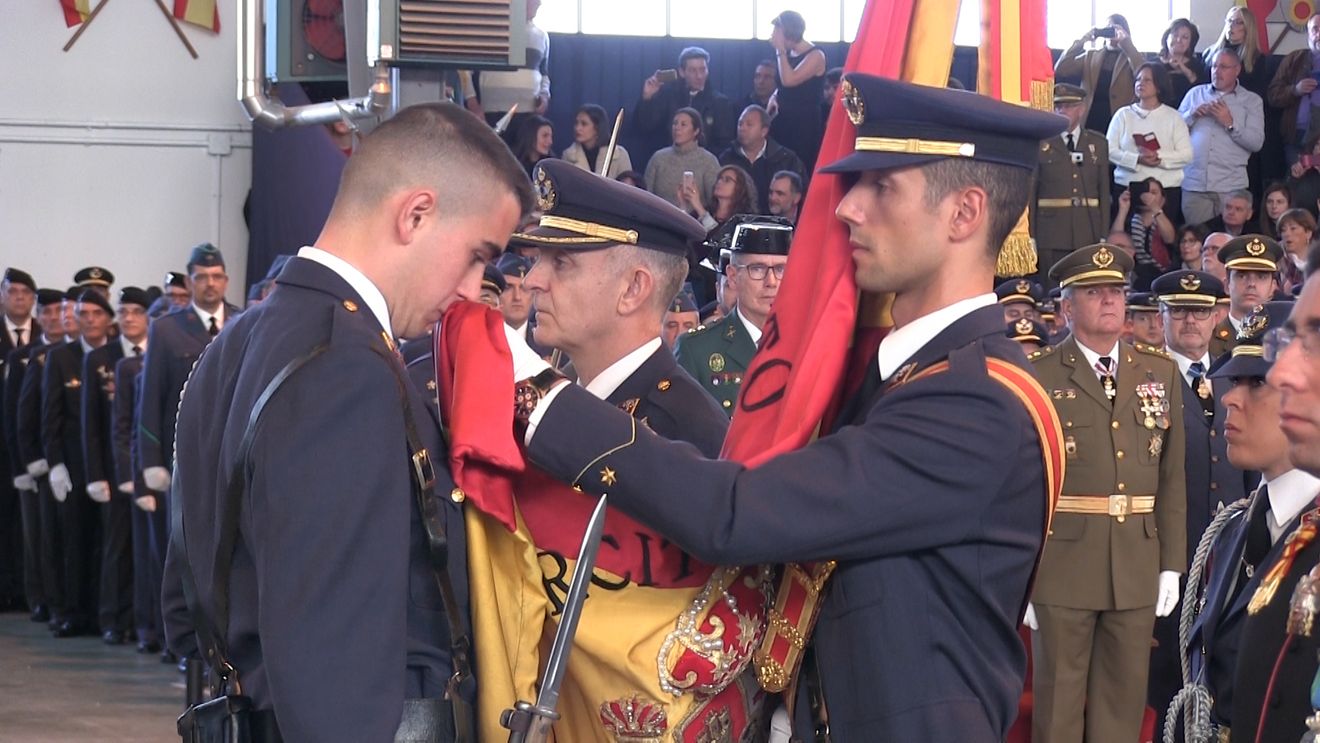 262 caballeros y damas alumnos de la XXIX Promoción de la Academia Básica del Aire de León y XXVII de Titulación Previa (TP) realizan su juramento de fidelidad a la bandera 