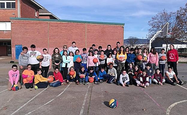 El Embutidos Pajariel Bembibre acerca el baloncesto al Colegio Santa Bárbara