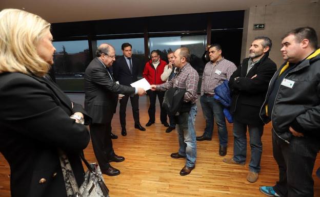 El presidente de la Junta, Juan Vicente Herrera, recibe una carta del comité de empresa de Peal.