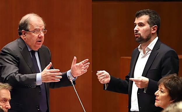 Juan Vicente Herrera (izquierda) y Luis Tudanca, durante el pleno de este martes en las Cortes