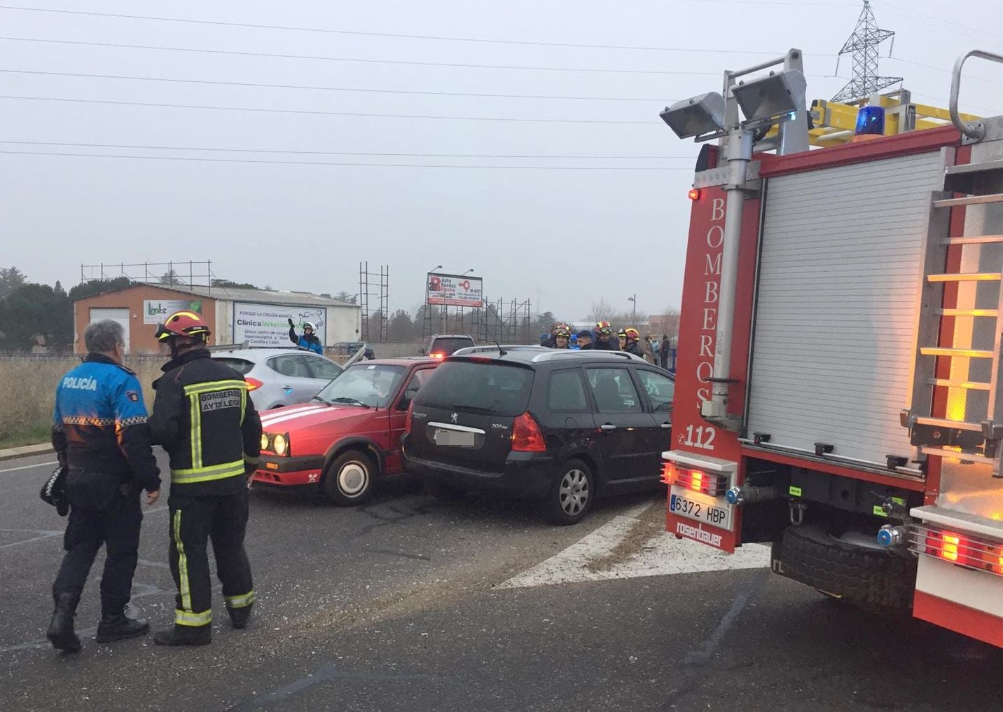 Una colisión lateral en la rotonda de Villaobispo obliga a actuar a los Bomberos de León