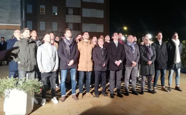 Foto de familia momentos antes de iniciar la tradicional cena navideña de la Cultural.