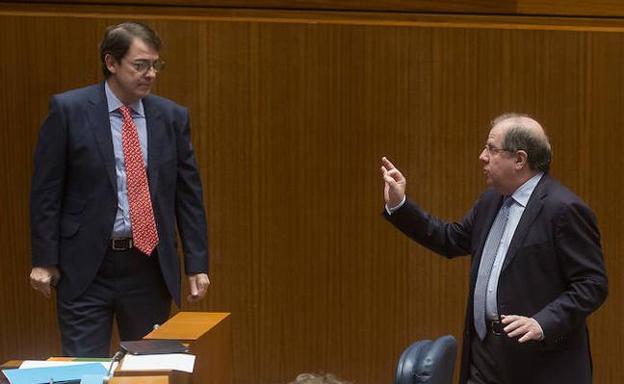 El presidente de la Junta de Castilla y Léon, Juan Vicente Herrera (D) conversa con procurador del Grupo Popular, Alfonso Fernández Mañueco (I), durante el pleno de las Cortes de Castilla y León celebrado este miércoles. 