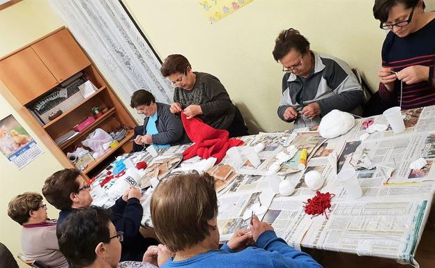 Un grupo de vecinas tejen piezas para el Belén y el tradicional árbol.