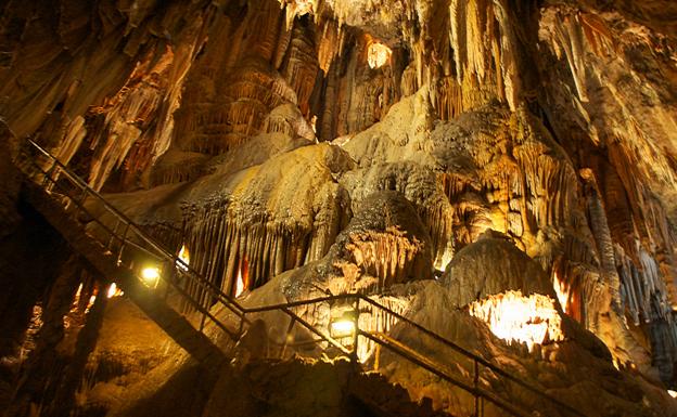 Imagen del interior de las Cuevas de Valporquero.