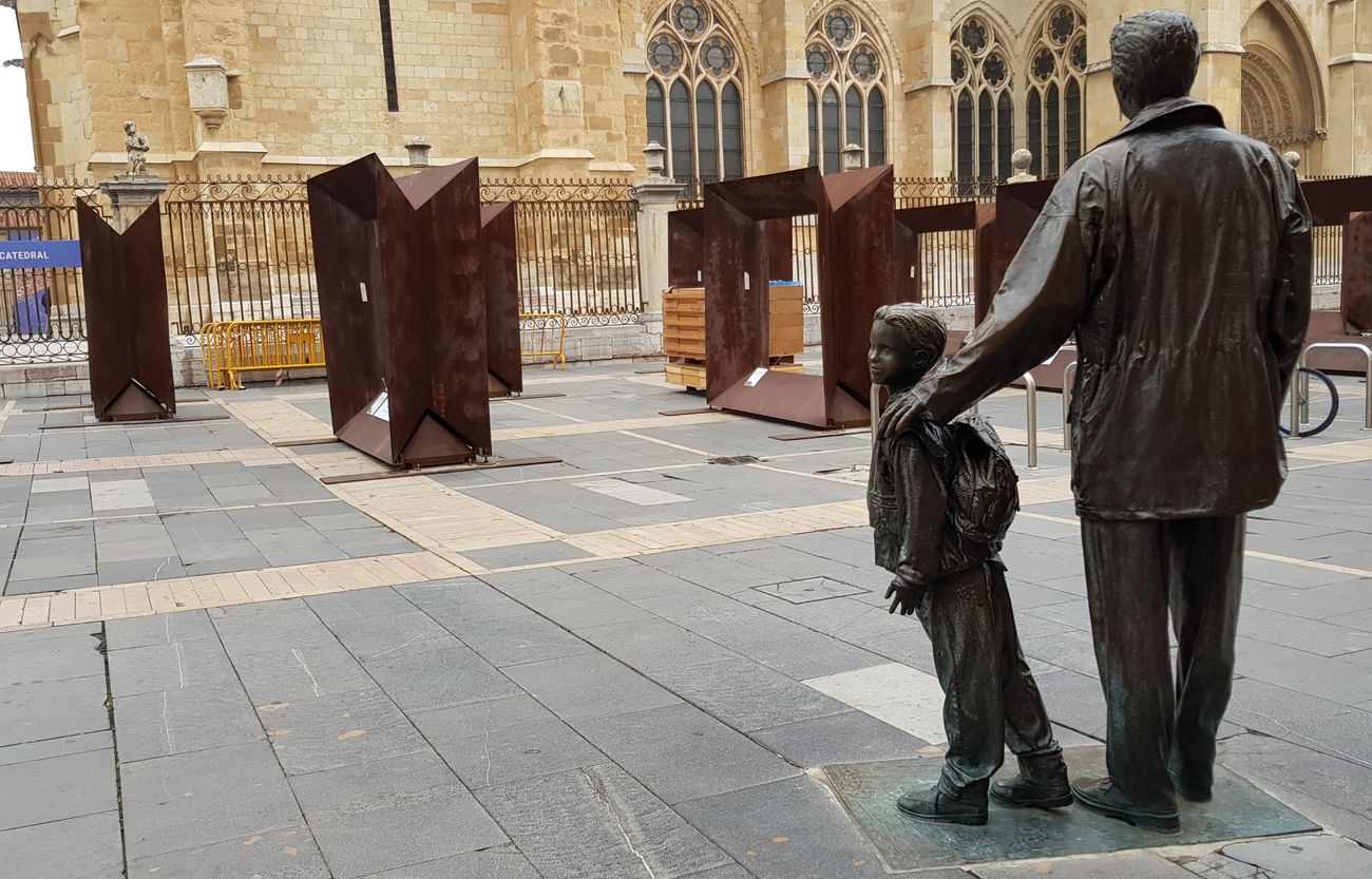 Preparativos de Génesis ante la Catedral de León