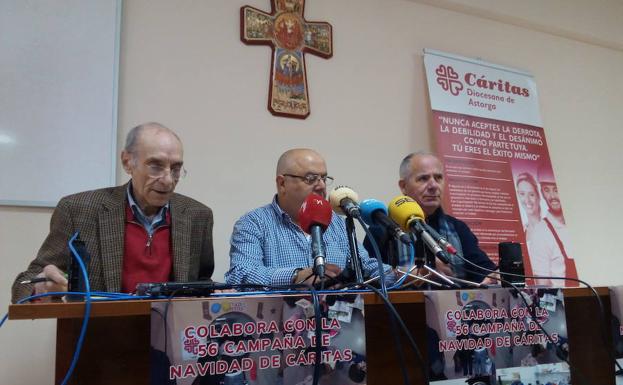 José Antonio Prada, Francisco Turrado y Eutiquio Valdueza presentaron en Ponferrada el balance anual de Cáritas.