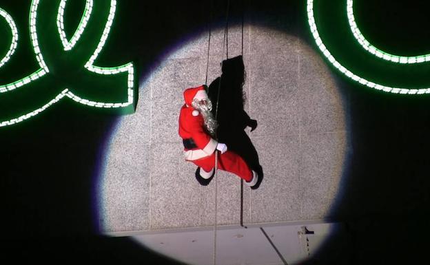 Descenso de Papá Noel en la fachada.