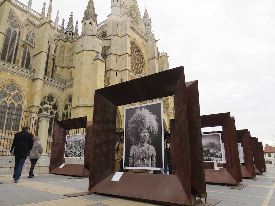 El primer teniente de alcalde, Fernando Salguero, el director de Área de Negocio de CaixaBank en León, Carlos Arruti, y el representante de la obra de Sebastião Salgado en España, Miguel González, inauguran la exposición 'Sebastião Salgado. Génesis. Arte en la calle'.