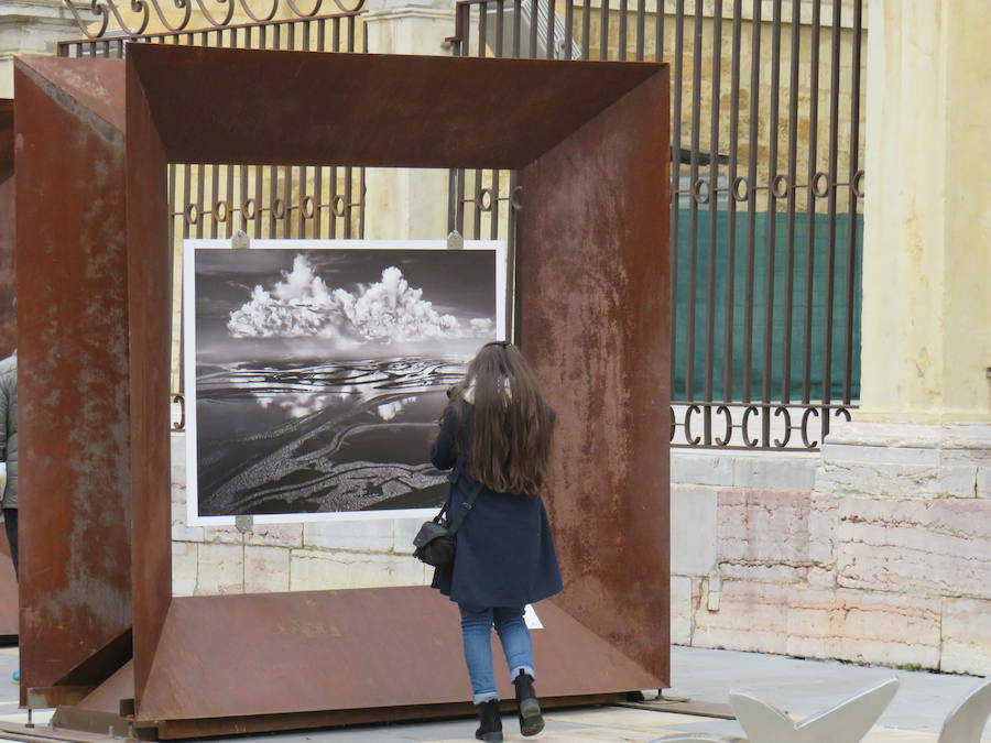 El primer teniente de alcalde, Fernando Salguero, el director de Área de Negocio de CaixaBank en León, Carlos Arruti, y el representante de la obra de Sebastião Salgado en España, Miguel González, inauguran la exposición 'Sebastião Salgado. Génesis. Arte en la calle'.