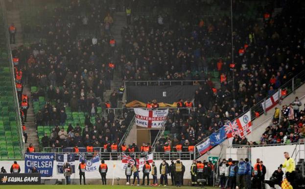 Aficionados del Chelsea, durante el partido ante el Videoton. 