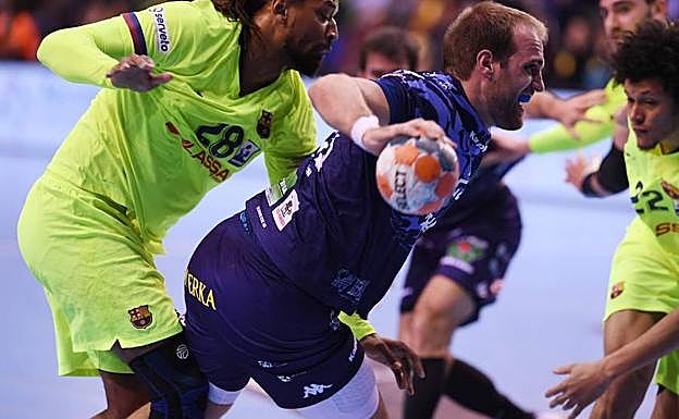 Pesic trata de deshacerse de un rival.