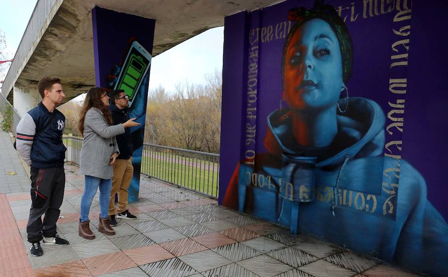 Marta Mejías contempla la obra ganadora del primer premio. 