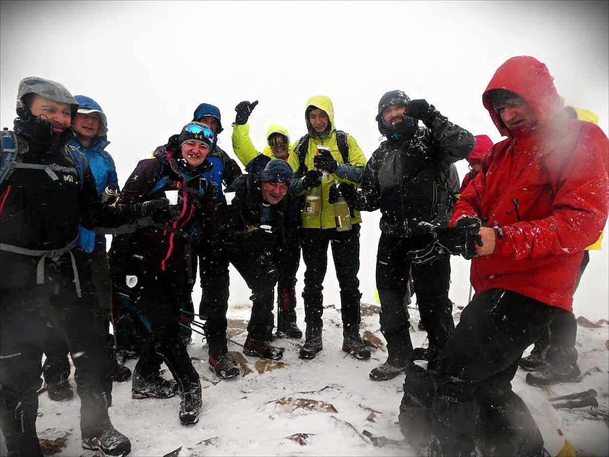 Fotos: Colocación del belén en el Pico Catoute