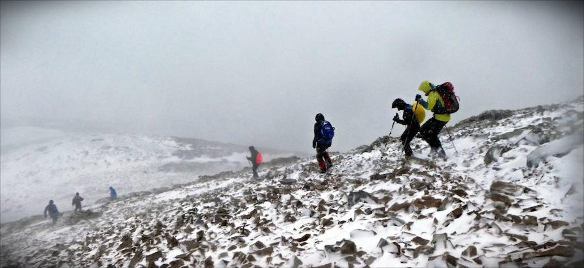 Fotos: Colocación del belén en el Pico Catoute