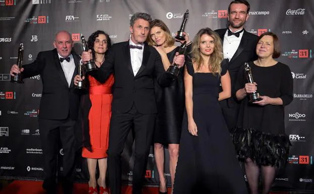 El director polaco Pawel Pawlikowski (3-i) y los miembros de la película posan con todos los premios conseguidos por 'Cold War'. 