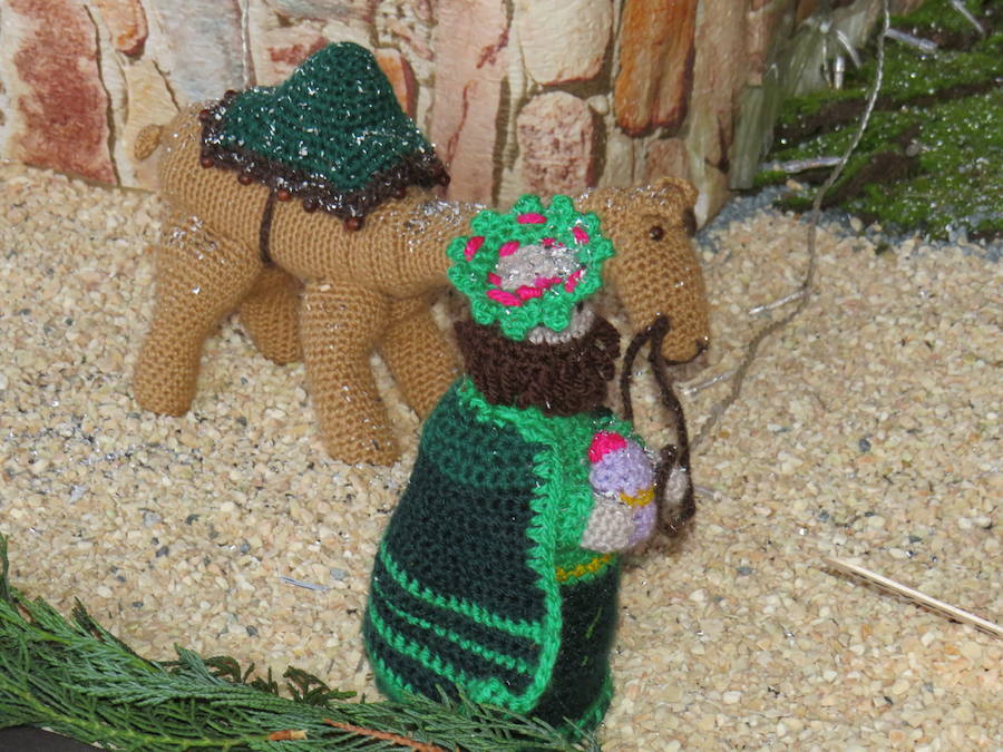 Fotos: Villoria enciende una Navidad de ganchillo