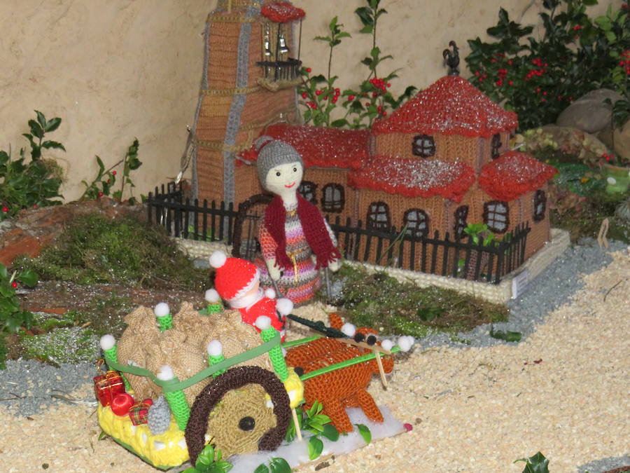 Fotos: Villoria enciende una Navidad de ganchillo