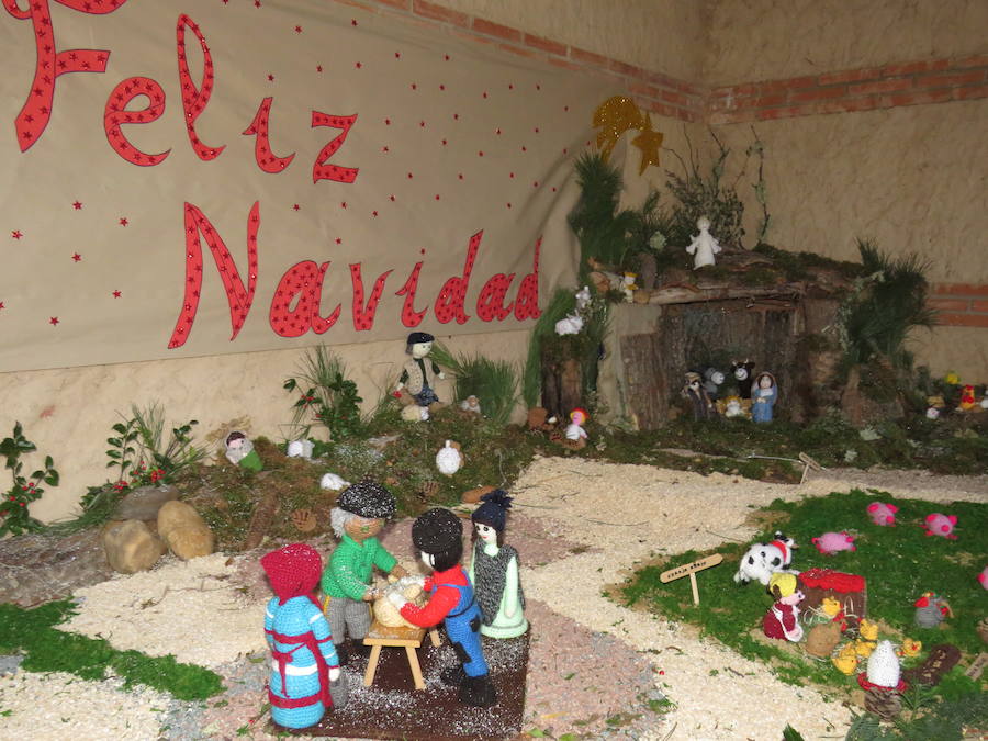 Fotos: Villoria enciende una Navidad de ganchillo