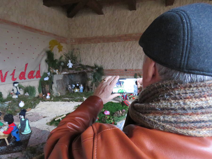 Fotos: Villoria enciende una Navidad de ganchillo