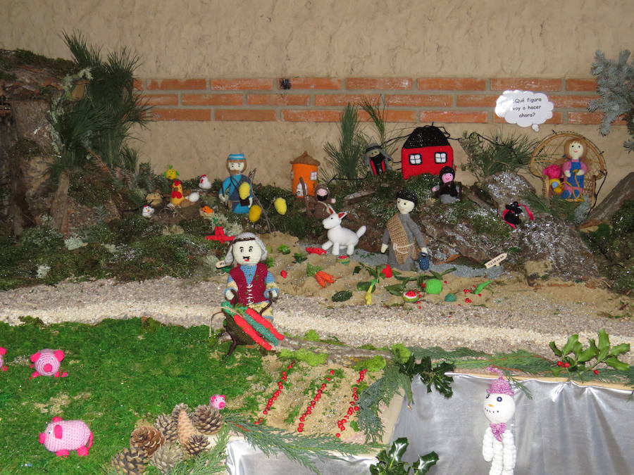 Fotos: Villoria enciende una Navidad de ganchillo