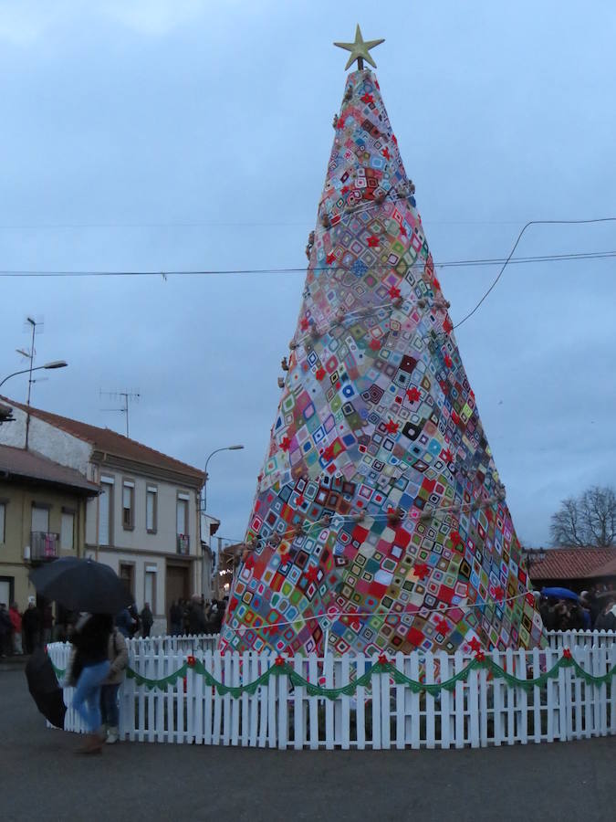 Fotos: Villoria enciende una Navidad de ganchillo