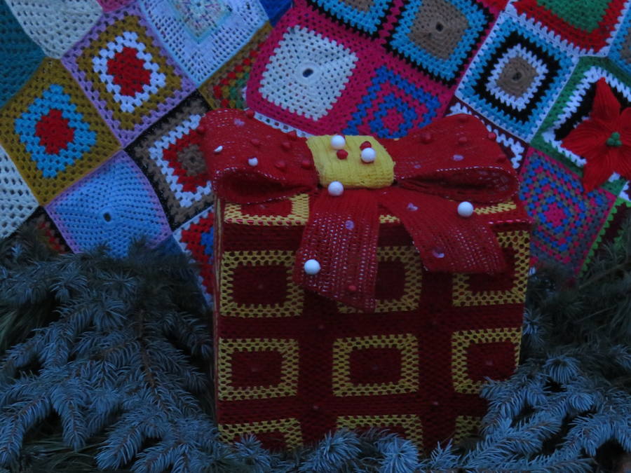 Fotos: Villoria enciende una Navidad de ganchillo