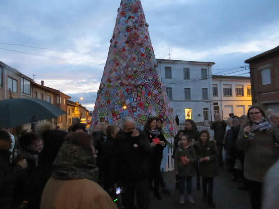 Fotos: Villoria enciende una Navidad de ganchillo