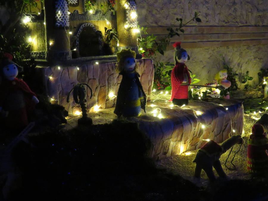 Fotos: Villoria enciende una Navidad de ganchillo