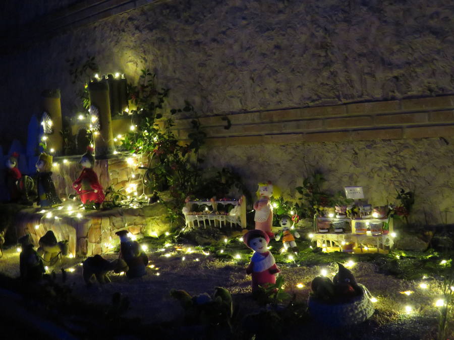 Fotos: Villoria enciende una Navidad de ganchillo