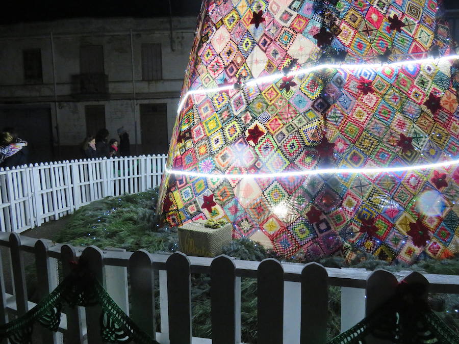 Fotos: Villoria enciende una Navidad de ganchillo
