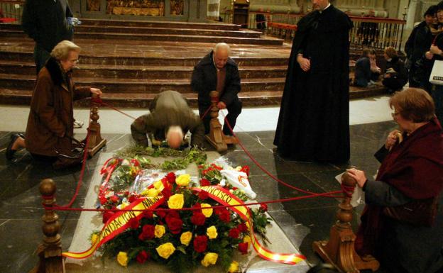 Varias personas ante la tumba de Franco en 2005. 