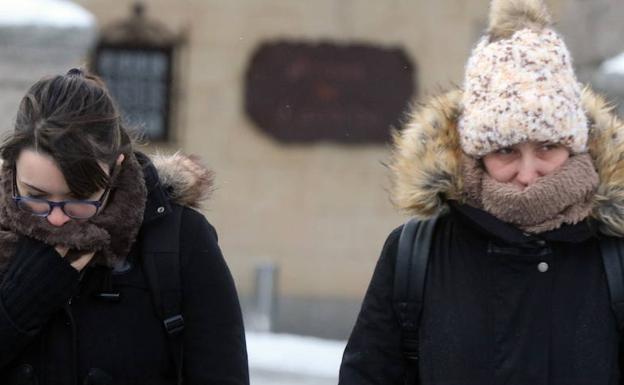 Dos jóvenes se protegen del frío en febrero de este año en Segovia. 