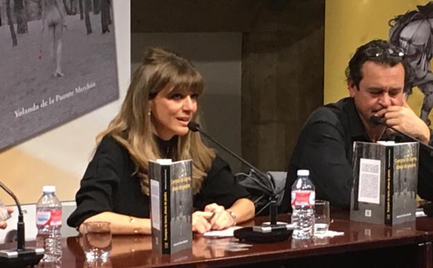 La escritora Yolanda de La Puente durante la presentación del libro.