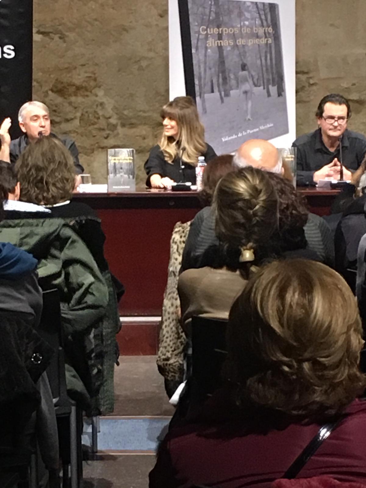 El Palacio Conde de Luna congregó a más de un centenar de personas para descubrir de manos de su autora las entrañas de este libro