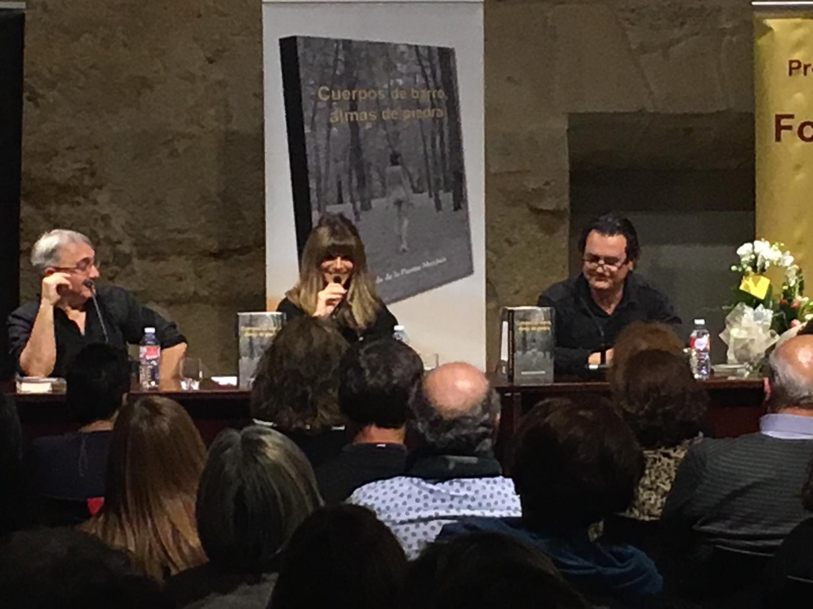 El Palacio Conde de Luna congregó a más de un centenar de personas para descubrir de manos de su autora las entrañas de este libro