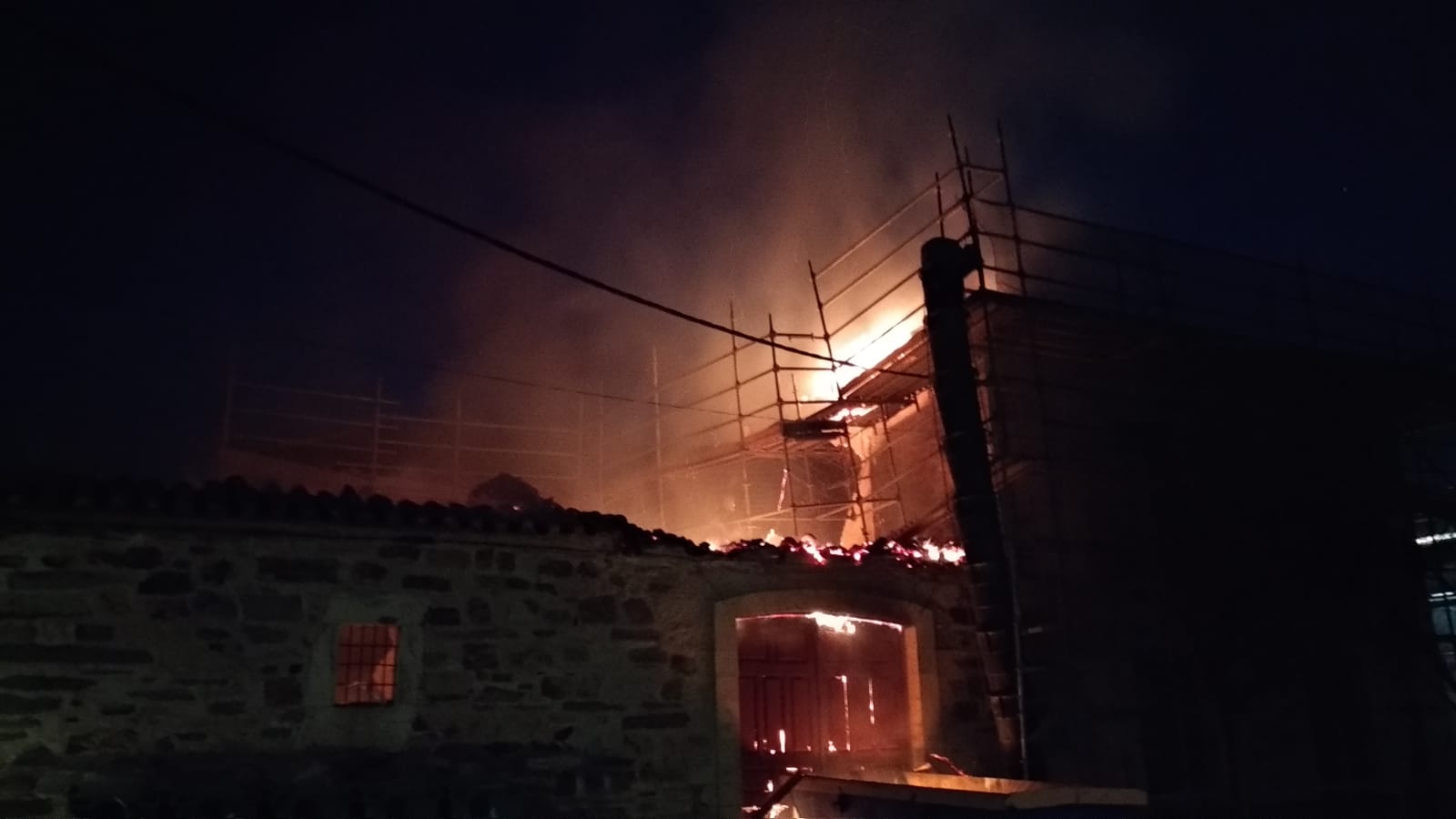 Fotos: Un incendio causa números daños en la Vieja Botica de Santa Colomba de Somoza