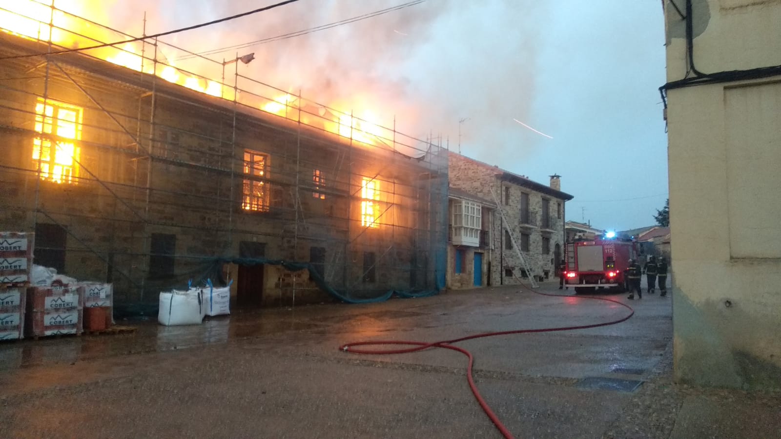 Fotos: Un incendio causa números daños en la Vieja Botica de Santa Colomba de Somoza