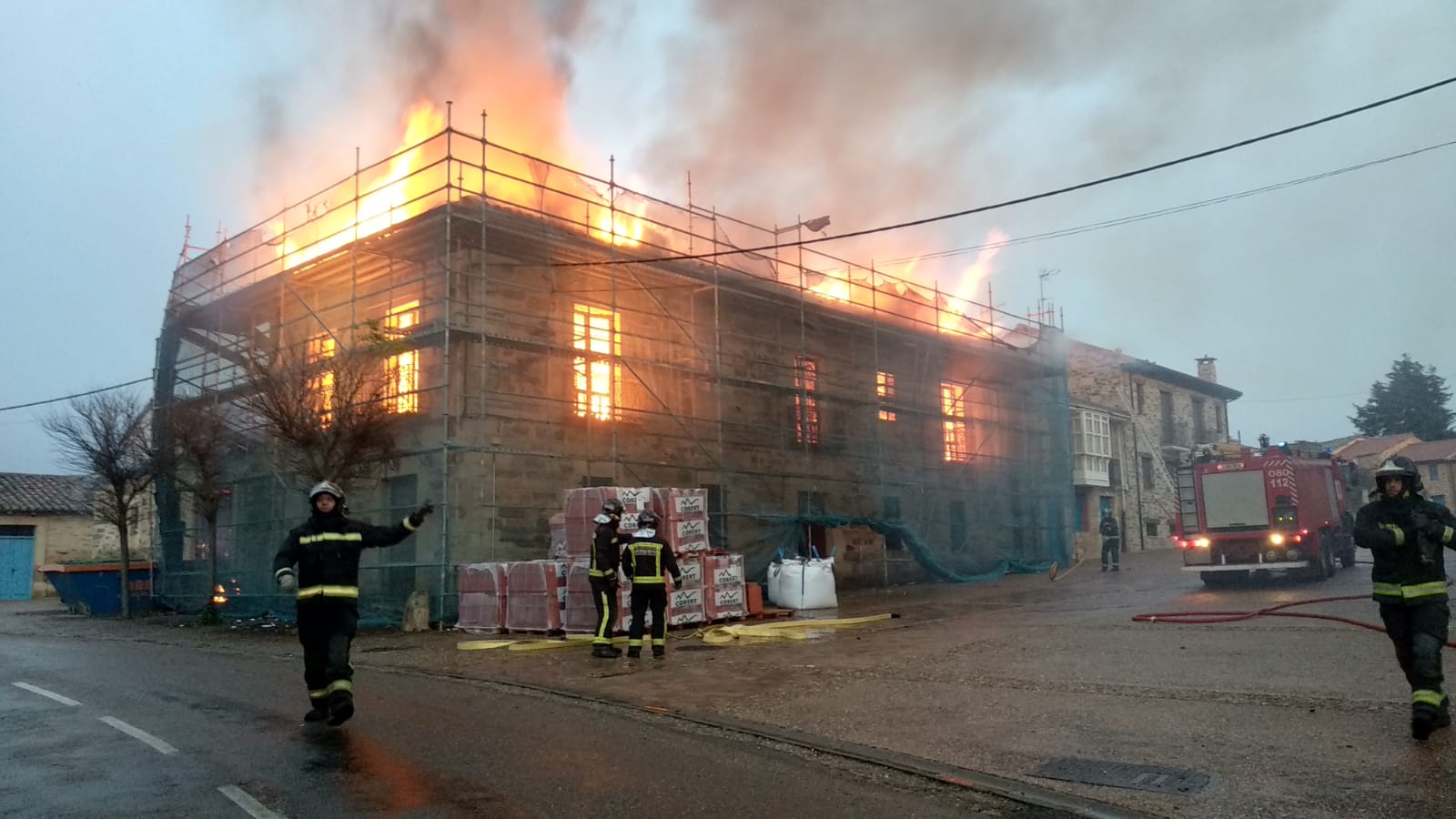 Fotos: Un incendio causa números daños en la Vieja Botica de Santa Colomba de Somoza