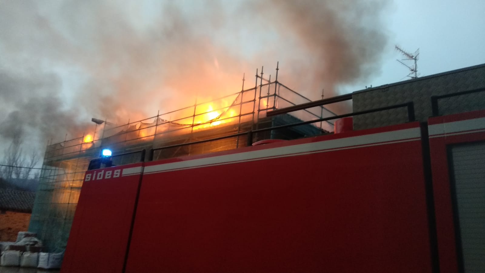 Fotos: Un incendio causa números daños en la Vieja Botica de Santa Colomba de Somoza