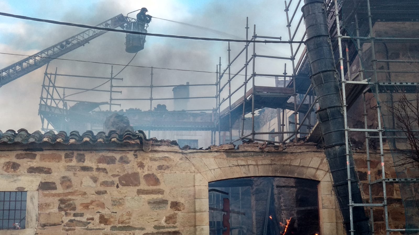 Fotos: Un incendio causa números daños en la Vieja Botica de Santa Colomba de Somoza