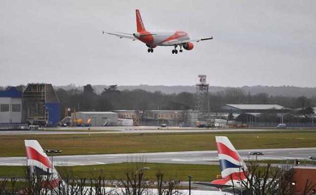 Un avión de EasyJet aterriza en el aeropuerto de Gatwick, Londres.