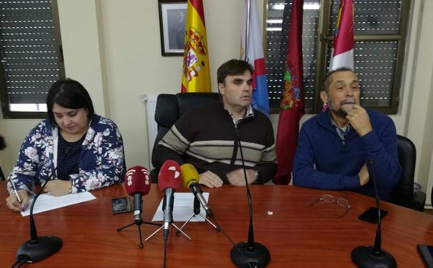 El alcalde de Cacabelos, Sergio Álvarez (C), compareció ante los medios de comunicación acompañado los concejales del tripartito.