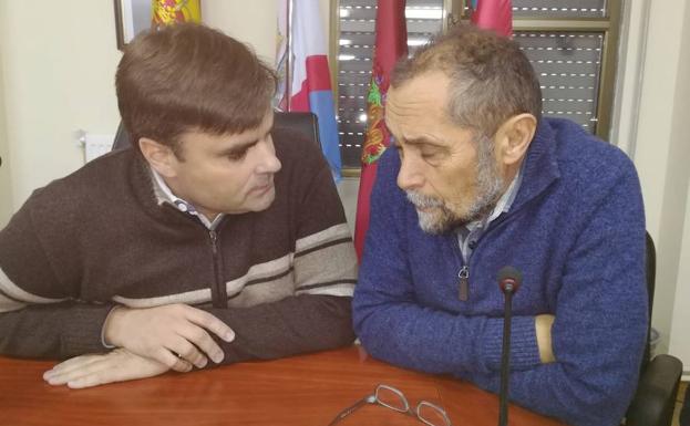 El regidor conversa con el concejal de ACC en un momento de la intervención.