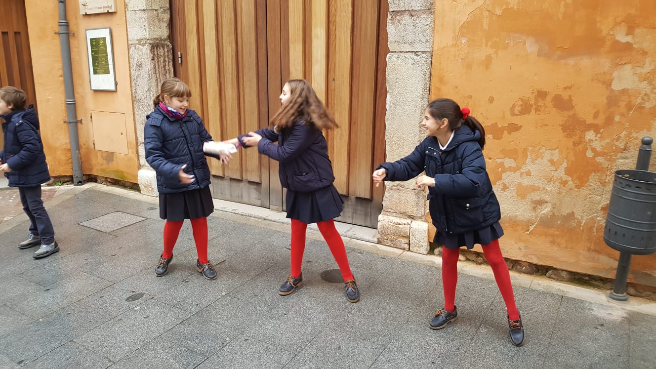 Cadena solidaria del colegio Discípulas de Jesús