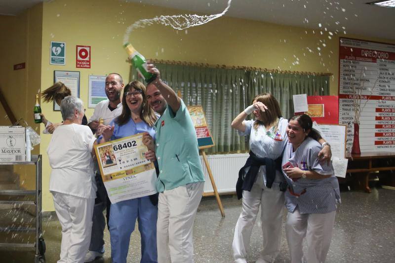 Trabajadores y residentes de la residencia pública de Villaviciosa de Odón (Madrid) celebrando el premio.