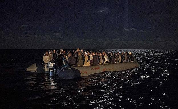 Embarcación con los inmigrantes rescatados por el 'Open Arms'.