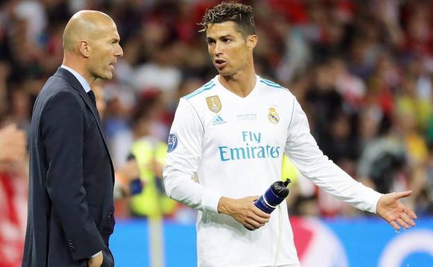 Zidane habla con Cristiano durante la final de la Champions disputada en Kiev. 