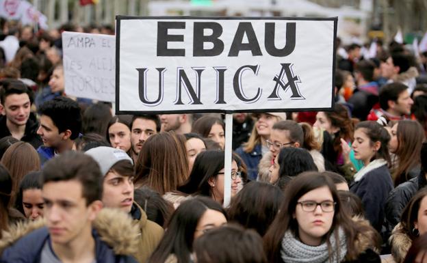 Manifestación de estudiantes para reclamar una Evaluación de Bachillerato para el Acceso a la Universidad (Ebau) única en todo el territorio nacional.