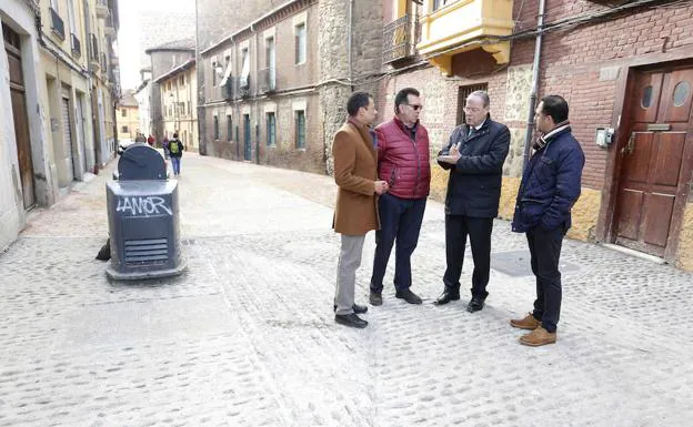 Galería. El alcalde de León, Antonio Silván, acompañado del concejal de Infraestructuras, Eduardo Tocino, visita la finalización de las intervenciones de peatonalización del casco histórico contempladas para el presente ejercicio.